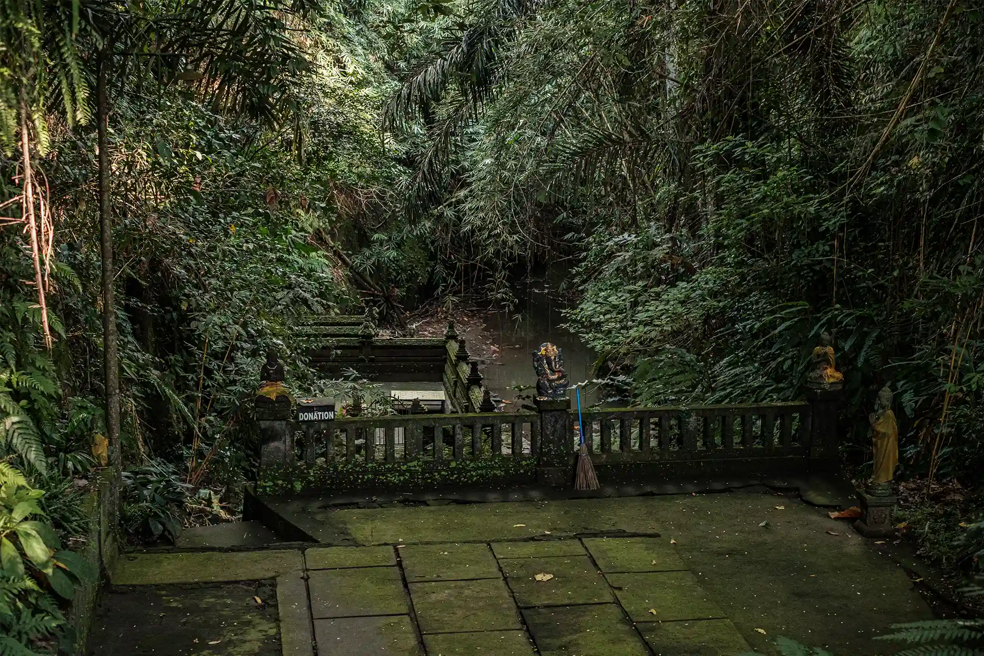 Melukat at Beji Sanjiwani